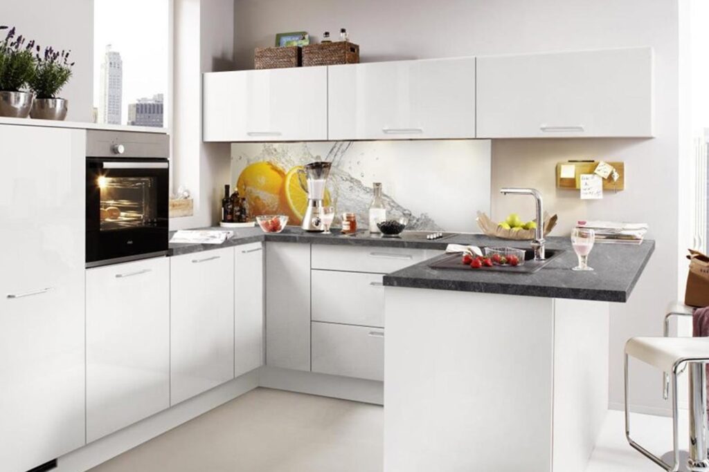 A small kitchen with a bar Nolte Brasov