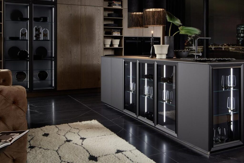 Black and glass characterize this kitchen Nolte Brasov