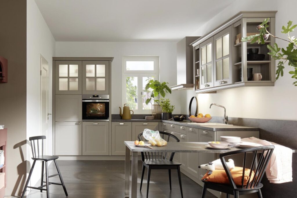 Modern country Kitchen that is open to the living room Nolte Brasov